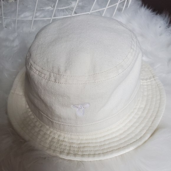 Aritzia - TNA Bucket Hat - Picture 2 of 6